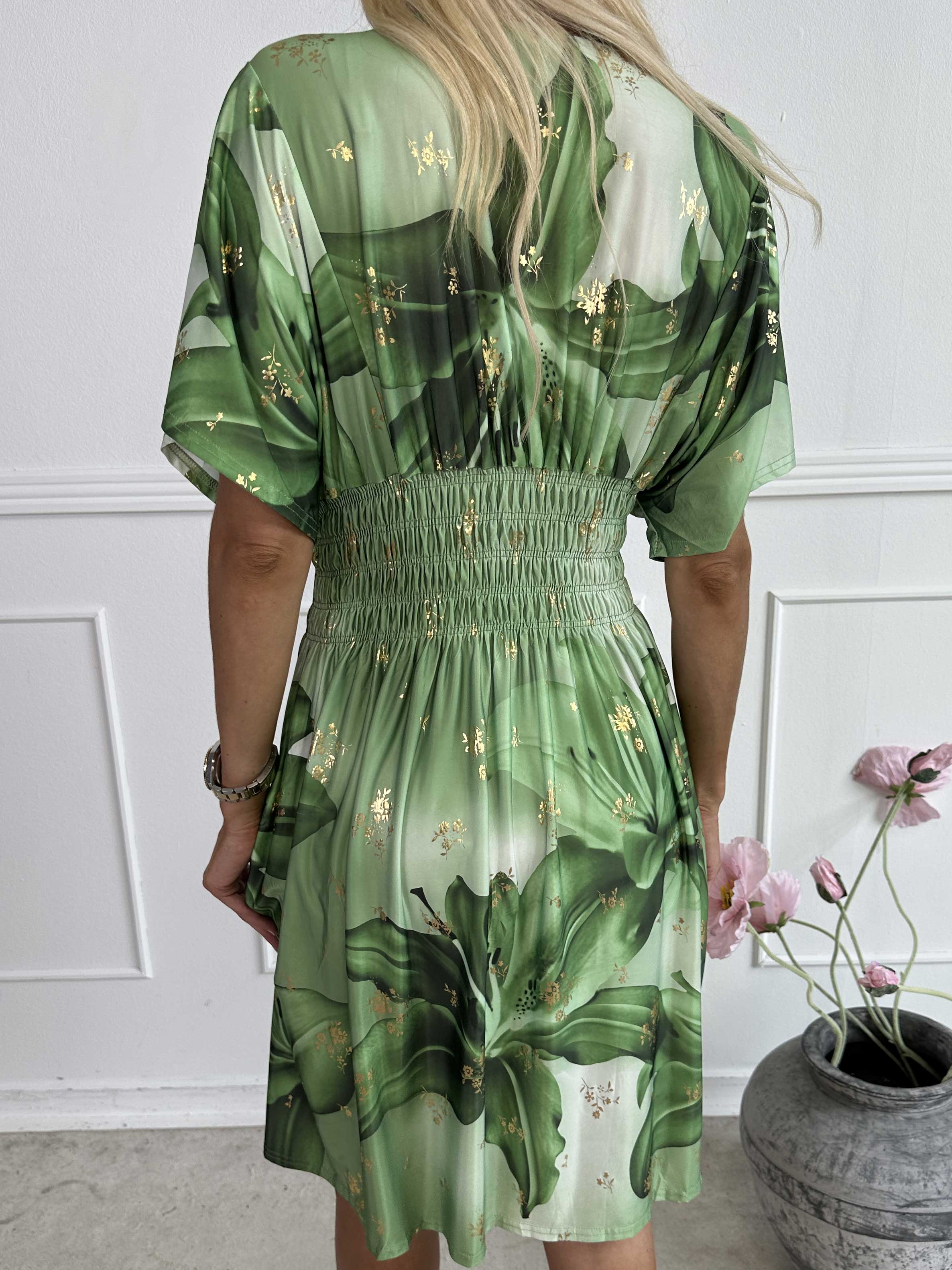 Pams Big Lily Short - Kort elastisk kjole med store liljer og guld detaljer